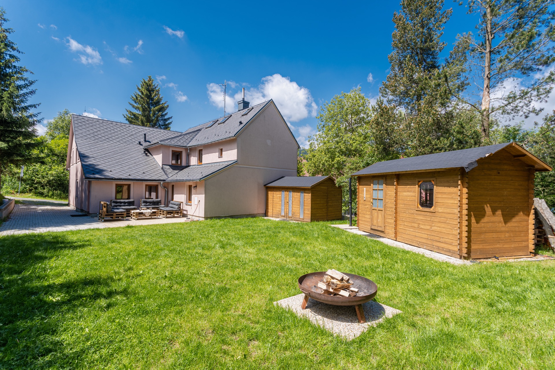 Zahrada a dům