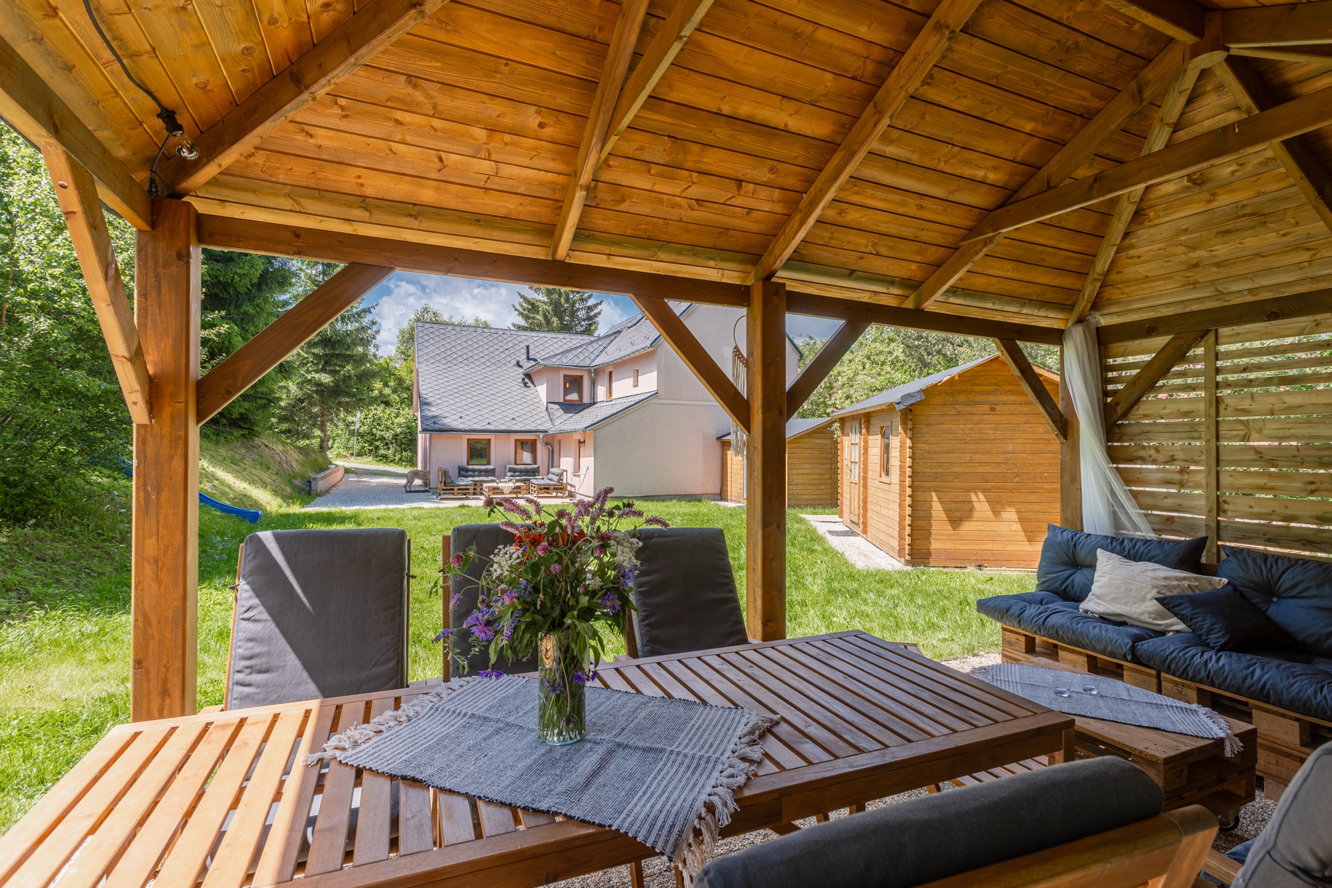 Růžová Chalupa – pergola a zahrada