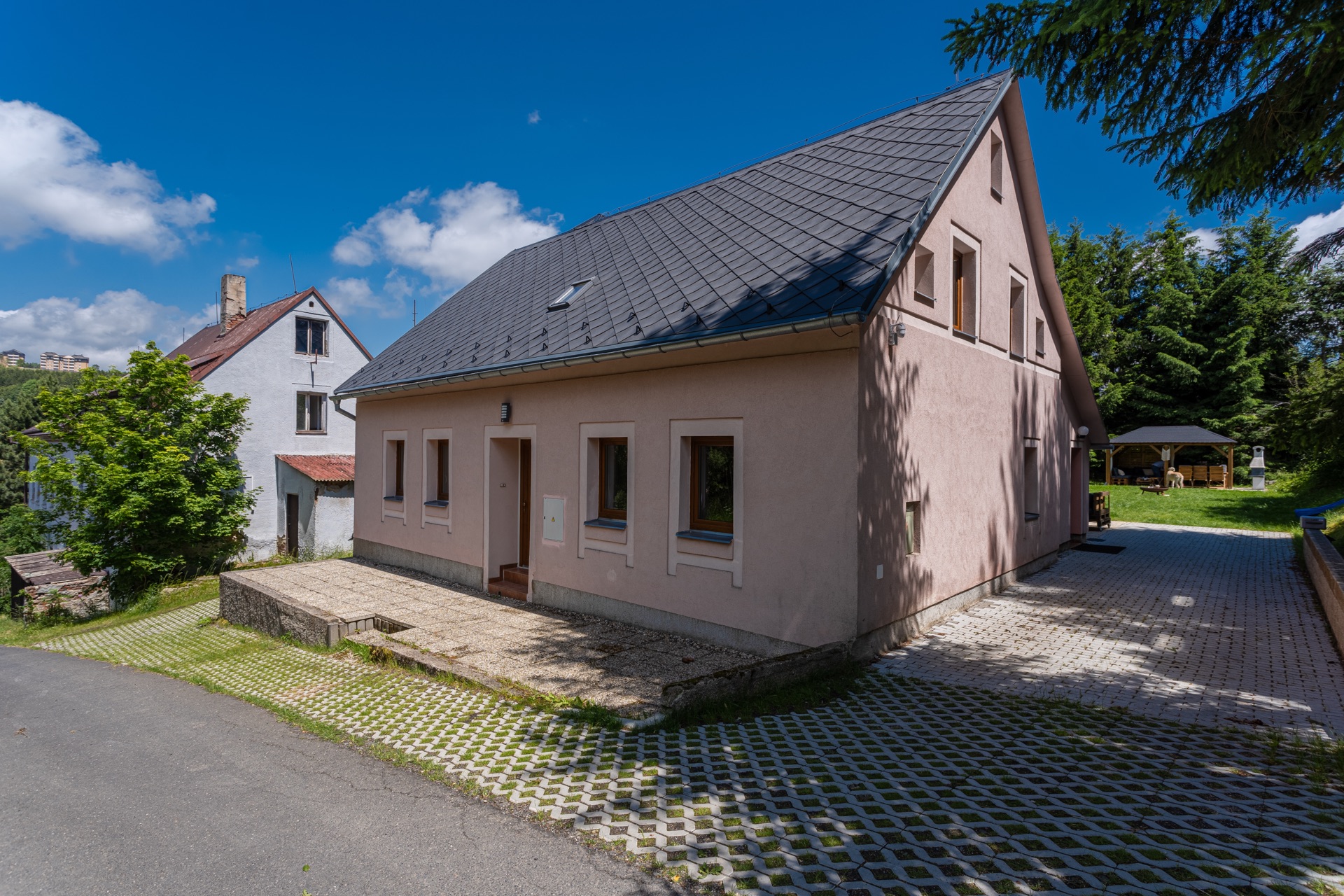 Růžová Chalupa – pohled z ulice